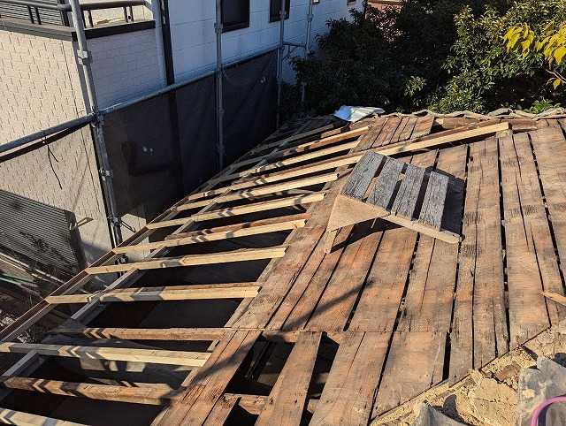 京都市南区で傷みが進んだ屋根を解体し下地補強から仕上げた屋根葺き替え工事